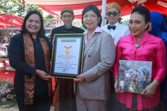 Hari Kartini, BI Jateng Dukung Pemecahan Rekor MURI Batik Milenial Terbanyak