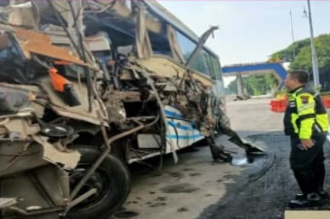Bus Pahala Kecana Sruduk Truk di Jalan Tol Tembalang Semarang, 2 Penumpang Tewas
