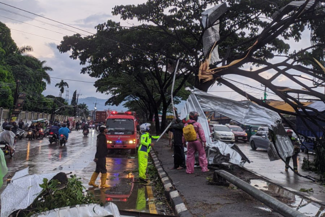 Angin Puting Beliung Terjang Bandung dan Sumedang, 33 Orang Luka-Luka