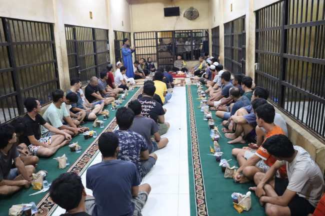 Kapolres Bernhard Buka Puasa Bersama Tahanan dan Bagikan Al-Qur'an