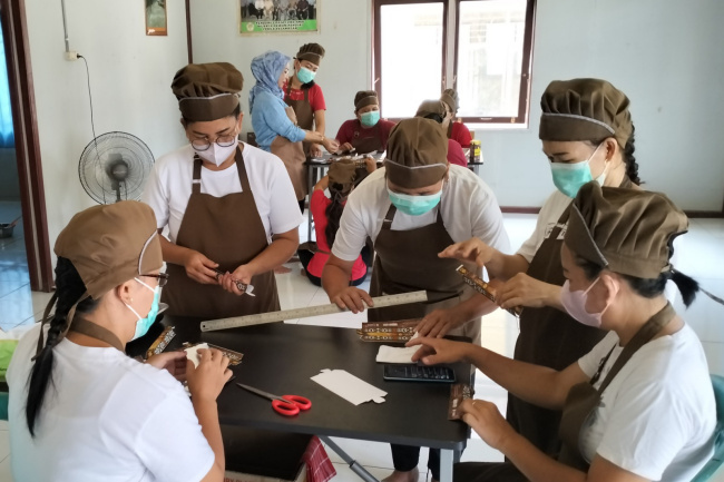 Kesuksesan Rumah Coklat Tak Lepas dari Kegigihan Warga Desa Lung Anai dan Suku Dayak