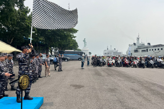 Kapal Perang TNI AL Bawa Seribu Lebih Pemudik dari Jakarta Tiba di Surabaya