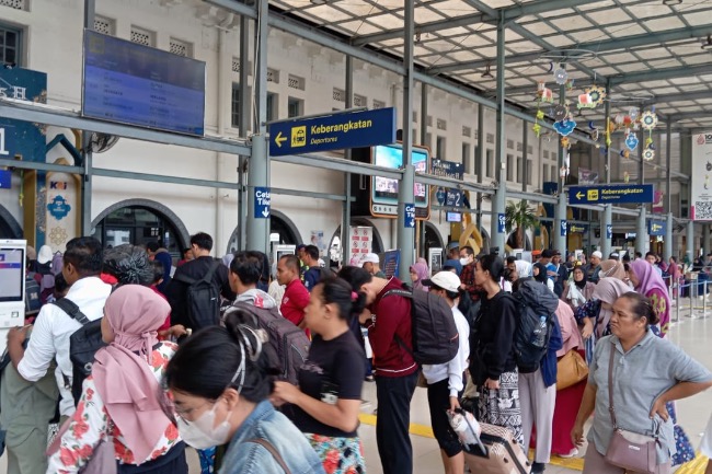 Arus Balik Lebaran Mulai Terjadi, 46 Ribu Penumpang Kereta Padati Stasiun Pasar Senen dan Gambir 