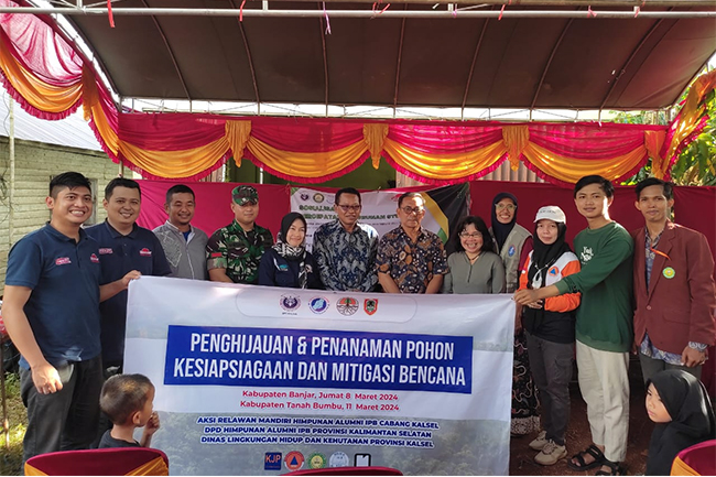 Mitigasi Bencana, ARM HA-IPB Tanam Pohon di Kabupaten Banjar