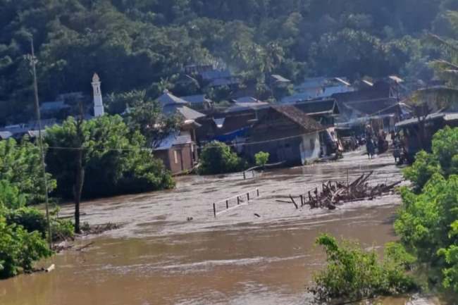 Banjir Bandang di Sumbawa, Rumah Terendam, Tanah Tebing Longsor