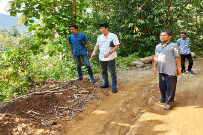 Tinjau Calon Lokasi Jalan Desa, Yophi Prabowo: Pemimpin Harus Punya Relasi Baik