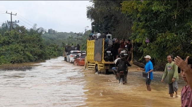 Banjir, Jalan Lintas Sarolang-Jambi Terancam Tak Bisa Dilewati