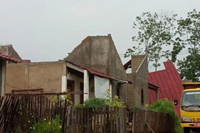 Puluhan Atap Rumah di Prabumulih Bertebangan Diterjang Puting Beliung