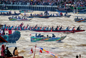 Lomba Tradisional Perahu Bidar di Pinggiran Sungai Musi