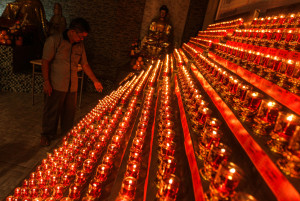 1000 Lilin Pelita Menerangi Waisak di Palembang