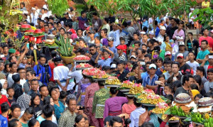 Perang Topat di Lombok, Merajut Tradisi dan Menjaga Toleransi