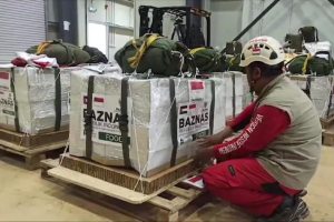 TNI AU Terjunkan Paket Bantuan BAZNAS untuk Palestina dari Udara
