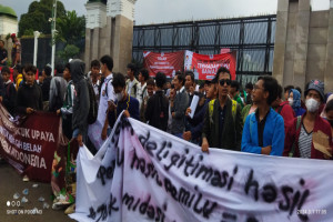 Pelajar dan Mahasiswa Turun ke Jalan, Demo Tolak Hak Angket di Gedung DPR RI