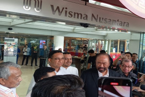 Ketua Umum Partai Nasdem Surya Paloh bersama Capres Anies Baswedan dan Cawapres Muhaimin Iskandar usai rapat dengan ketum parpol di Wisma Nusantara, Jakarta, Jumat (23/2). (GATRA/SHE)