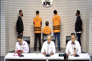 KPK Tahan Tiga Tersangka Dugaan Korupsi Pengadan Lahan HGU PTPN XI