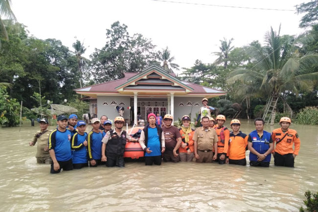 BPBD Lutra Salurkan 583 Paket untuk Korban Banjir