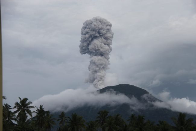 Gunung Ibu Maluku Utara Kembali Erupsi 