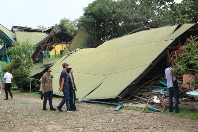 Gedung SMP 22 di Pontianak Mendadak Ambruk  Milenial