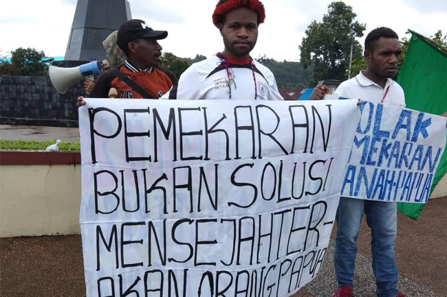 Demo Tolak DOB, Mahasiswa Papua di Ambon Dibubarkan Polisi | Milenial