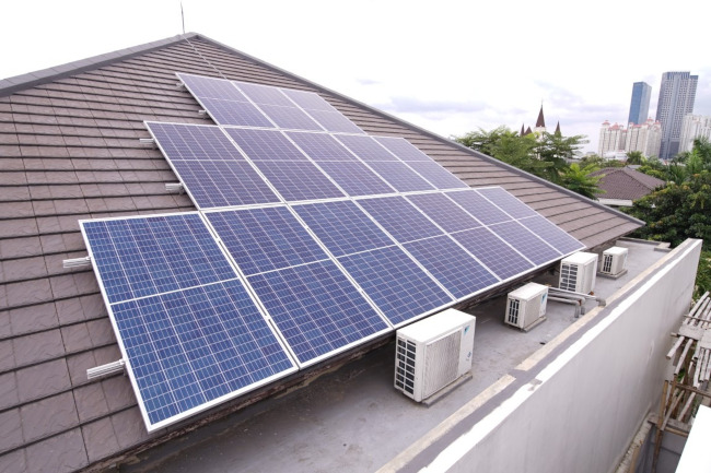 Panel surya mengubah energi matahari menjadi energi