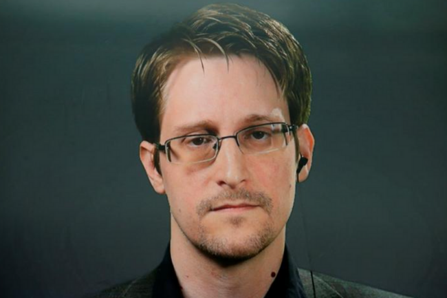 Putin Beri Kewarganegaraan Rusia kepada Spionase Edward Snowden