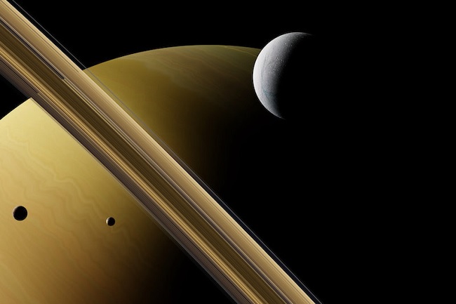 Saturnus Kudeta Jupiter, Satu-satunya yang Seratus Lebih, Bulan-bulan yang Berlari Mundur