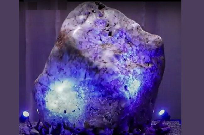 ‘Queen of Asia’ The largest blue sapphire in the world, weighing 310 kilograms and priced at IDR 1.44 trillion