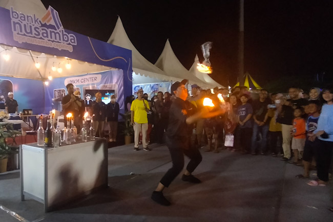 Atraksi Flair Fire Bottle di Stand BPR Nusamba Cepiring Curi Perhatian Pengunjung Kendal Expo  