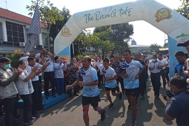 Kampanye Lingkungan The Rising Star Tide, TNI AL Lakukan Solo Triathlon 1.293 KM