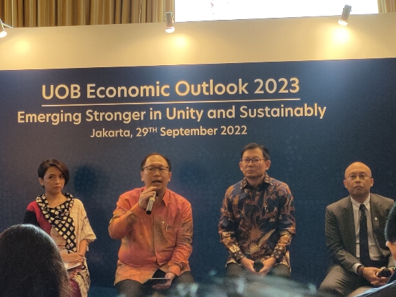 UOB Proyeksi PDB RI 2023 Tumbuh 5 Persen, Sebut Navigasi Ekonomi Jokowi Berhasil