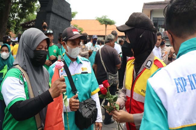 Demo Buruh Disambut Pasukan Pemberi Mawar Merah, Lalu Berjoged