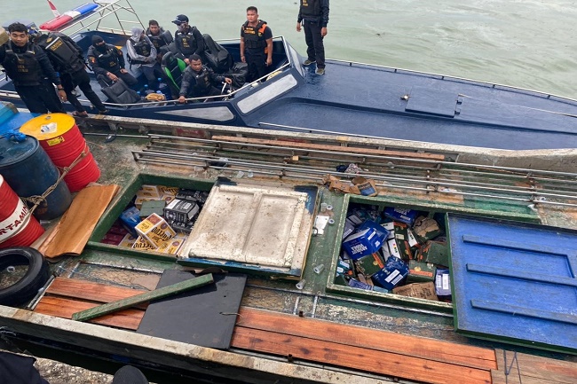 Bea Cukai Gagalkan Penyelundupan Puluhan Ribu Botol MMEA Ilegal di Batam