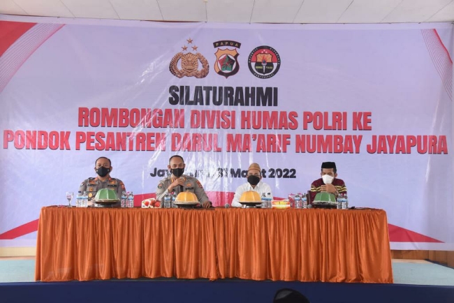Polri Sampaikan Kontra Radikalisme di Ponpes Darul Ma’arif Numbay Jayapura