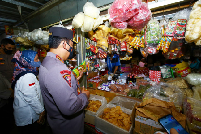 Kapolri Tinjau Stok Minyak Goreng di Pasar Tradisional 