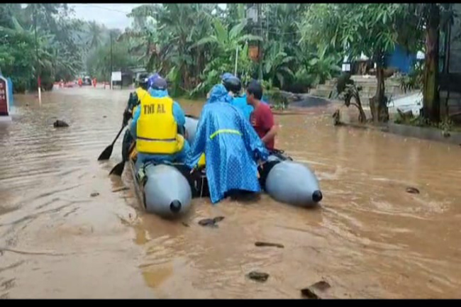 TNI AL Bantu Korban Banjir dan Longsor di Jatim