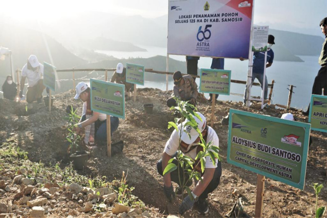 Peringati Hari Ulang Tahun ke-65, Astra Tanam 65.000 Pohon dan Pasang 65 Solar Panel