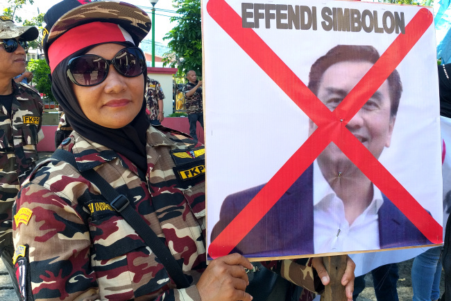 Puluhan Massa Aliansi Cinta TNI-Polri Kecam Effendi Simbolon