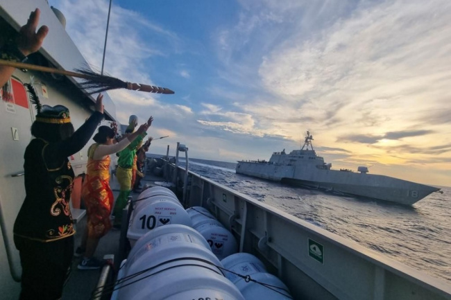KRI REM-331 dan USS Charleston Laksanakan Passex di Selat Lombok