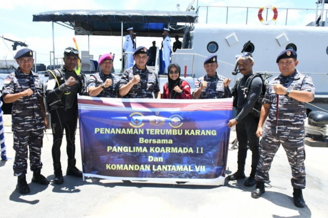  TNI AL Menanam Kembali Terumbu Karang di Perairan Hansisi Kupang