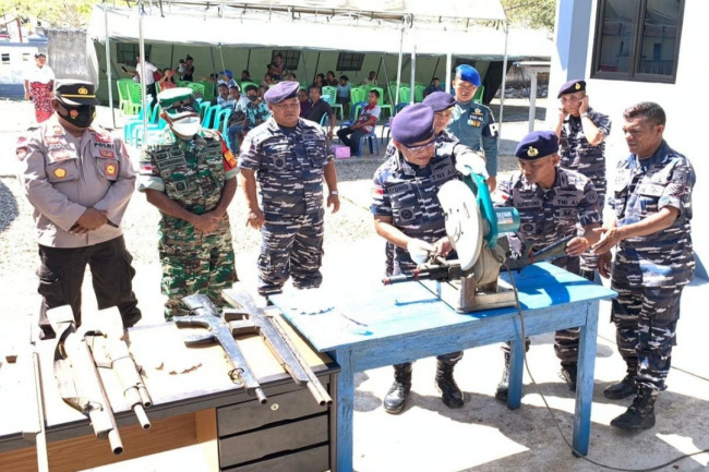 TNI AL Musnahkan Senjata Rakitan di Perbatasan dengan  Timor Leste