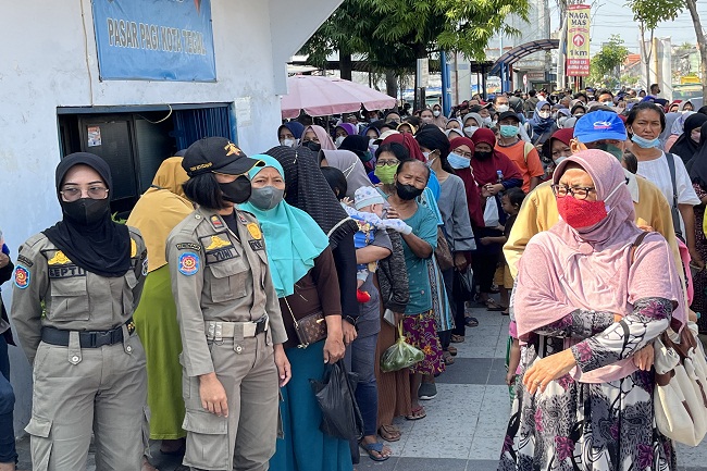 Harga di Warung Mahal, Ratusan Warga di Tegal Serbu Operasi Pasar Sembako