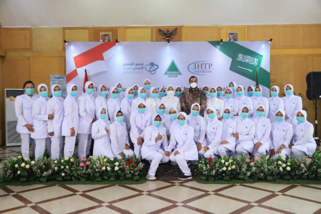    Menaker Ida Fauziyah Lepas 150 Perawat Profesional ke Arab Saudi