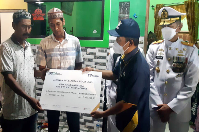 ASABRI Serahkan SRKK Prajurit Marinir TNI yang Gugur di Kali Kote Papua