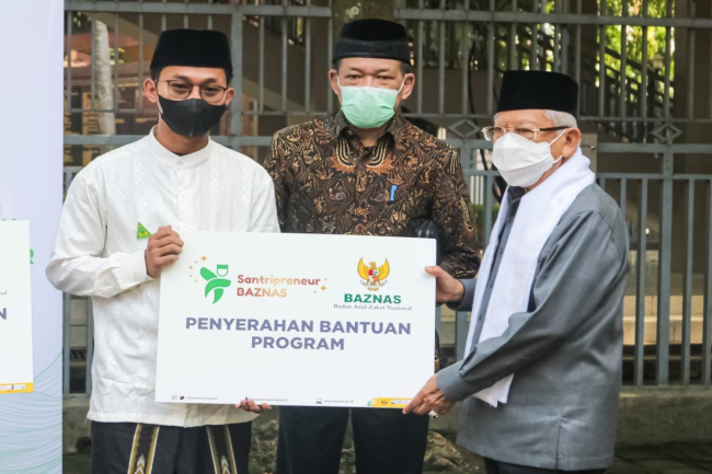 Bantu Santri Berwirausaha, BAZNAS dan Wapres RI Serahkan Bantuan Santripreneur di Jawa Timur