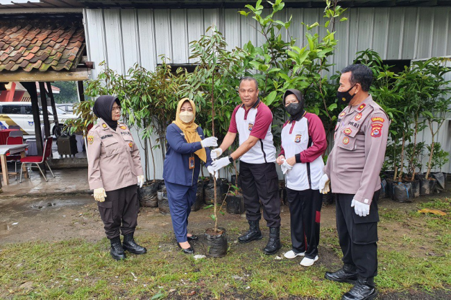 Asabri Laksanakan Sosialisasi dan Penanaman Pohon di Polresta Serang Kota