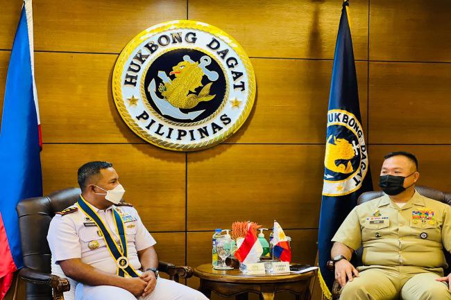 Merapat di Manila, Komandan KRI Diponegoro-365 Bertemu Commander Offshore Combat Force Philipine Nav