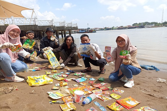 Sampah Plastik Merek Terkenal Paling Banyak Ditemukan Mencemari Sungai Musi