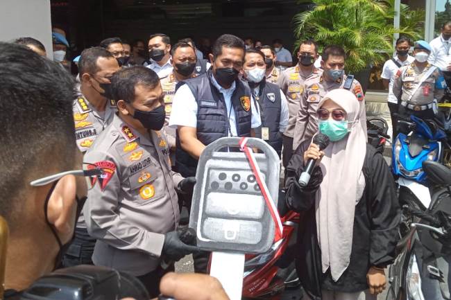 Kapolda Jateng Serahkan Motor Wartawan Ida, yang 3 Bulan Hilang Dicuri