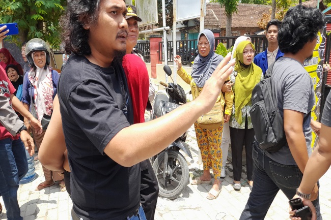 Bawa Kabur Uang Kotak Amal, Warga Jawa timur Jadi Bulan-bulanan warga 