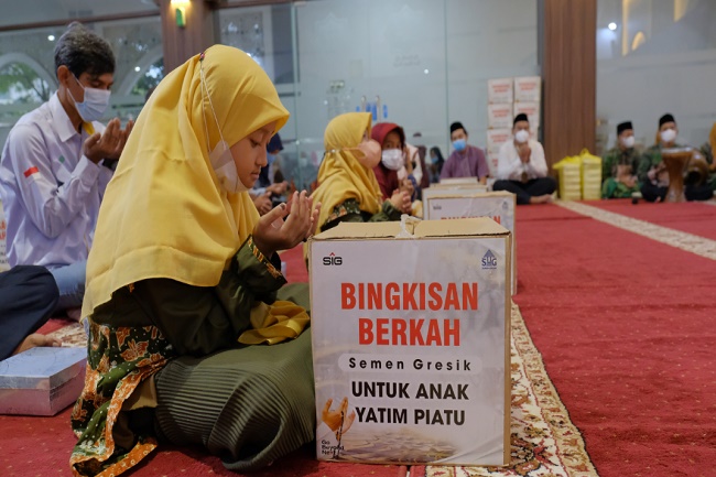 Momentum Ramadan, Semen Gresik Beri Santunan 200 Anak Yatim Rembang 